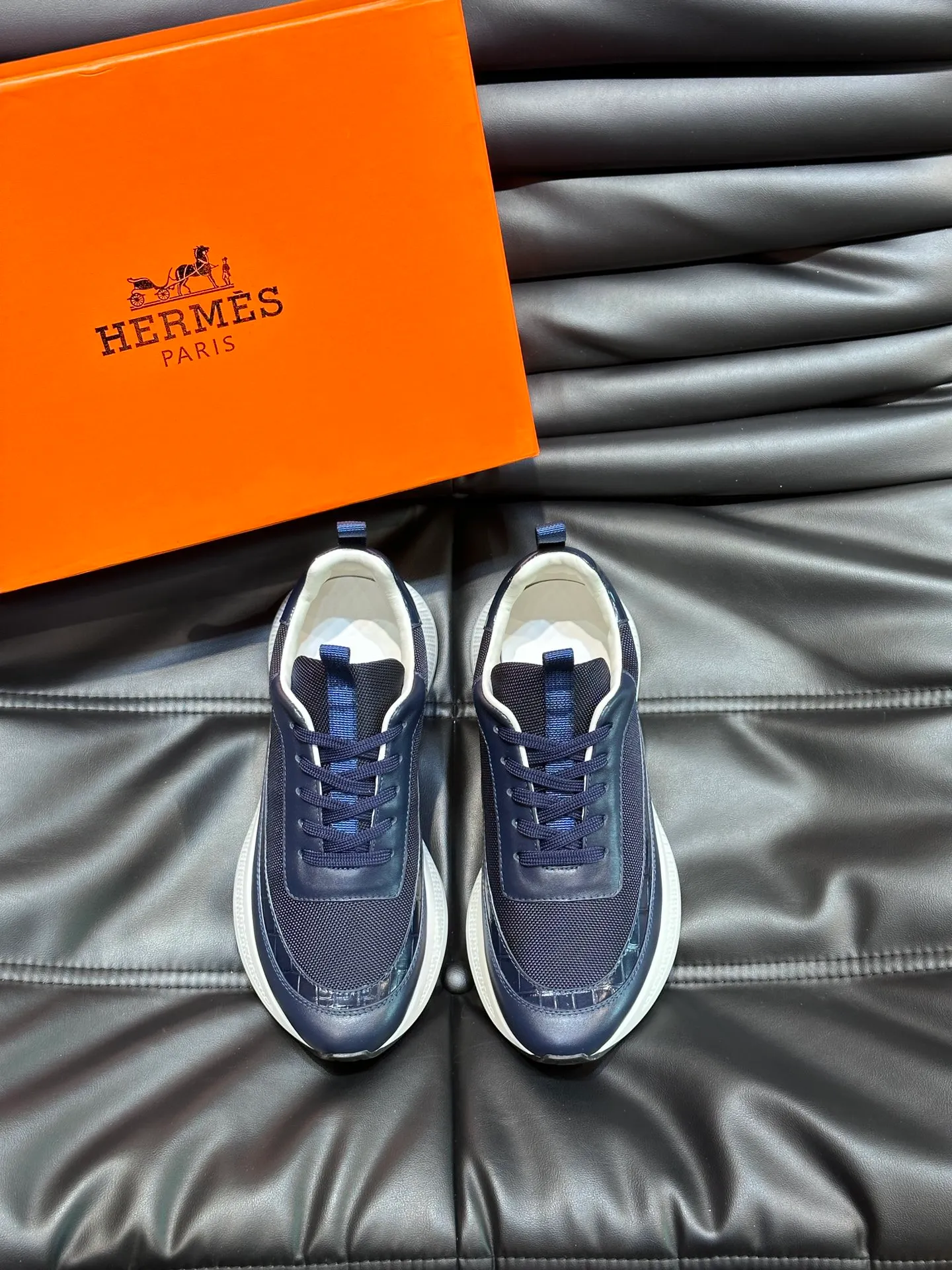 Factory price: 520💰HERMES/Hermes Hugo thick-soled sneakers are casual men's shoes. These sneakers are made of imported first-layer cowhide leather and breathable mesh design. The contrasting color design creates a dynamic and modern shape. The front end of the toe is decorated with natural-color rubber inlays, making it novel and fashionable. The texture is incomparable, with cowhide lining and cowhide foot pads, the upper foot is comfortable and breathable, and the rubber sole is decorated with geometric patterns and iconic "H" details. A very personal one! Size: 39-44 (customized at 38.45)